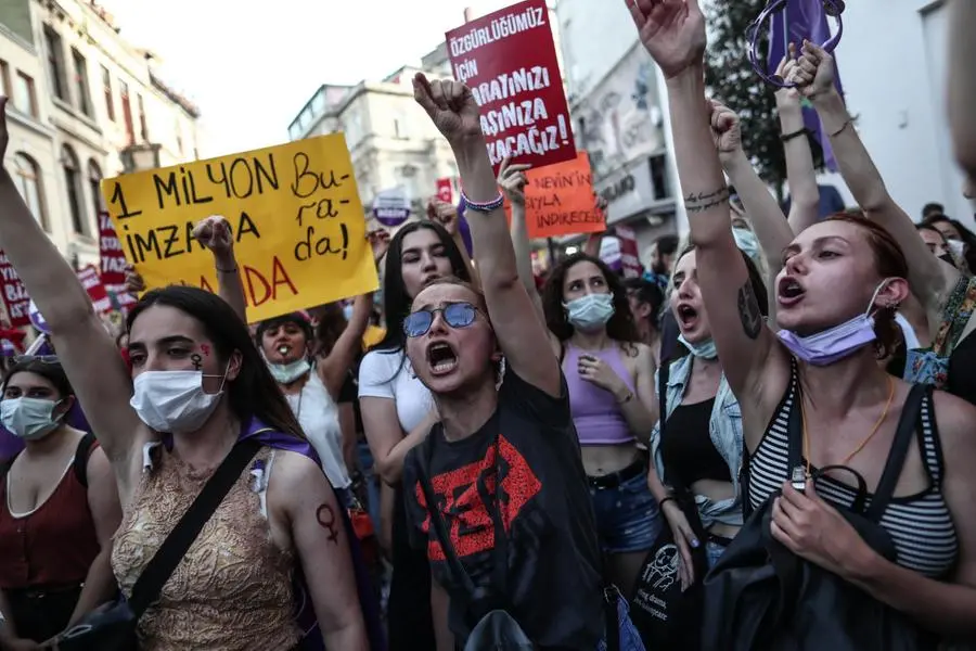 La protesta delle donne turche ad Ankara per l'uscita dalla Convenzione di Istanbul