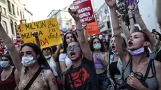 La protesta delle donne turche ad Ankara per l'uscita dalla Convenzione di Istanbul