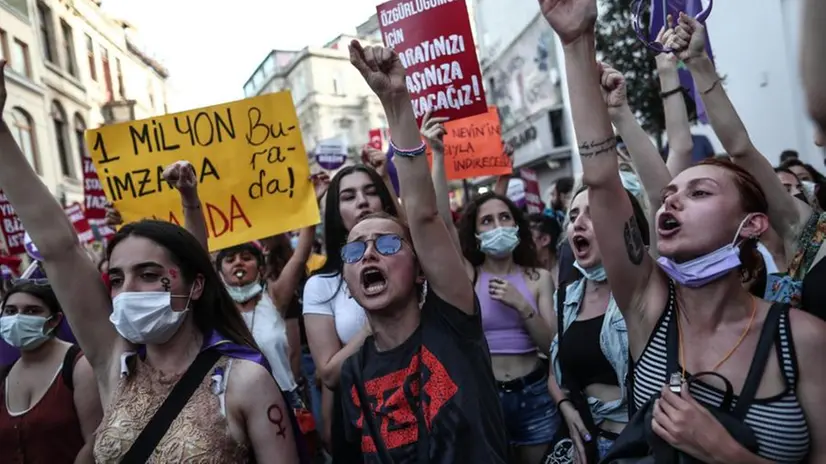 La protesta delle donne turche ad Ankara per l'uscita dalla Convenzione di Istanbul