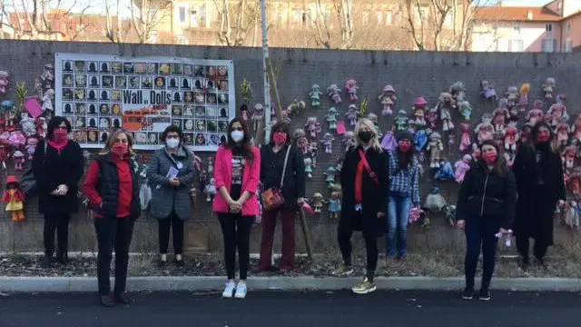 Il muro delle bambole contro la violenza di genere in via Lattanzio Gambara, di fronte al Palazzo di Giustizia - Foto © www.giornaledibrescia.it