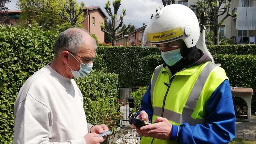 Un postino consegna un pacco a un cittadino