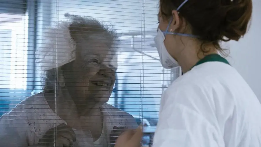 Scambio di sguardi: una scena di «Io Resto», il docufilm girato all’Ospedale Civile - © www.giornaledibrescia.it