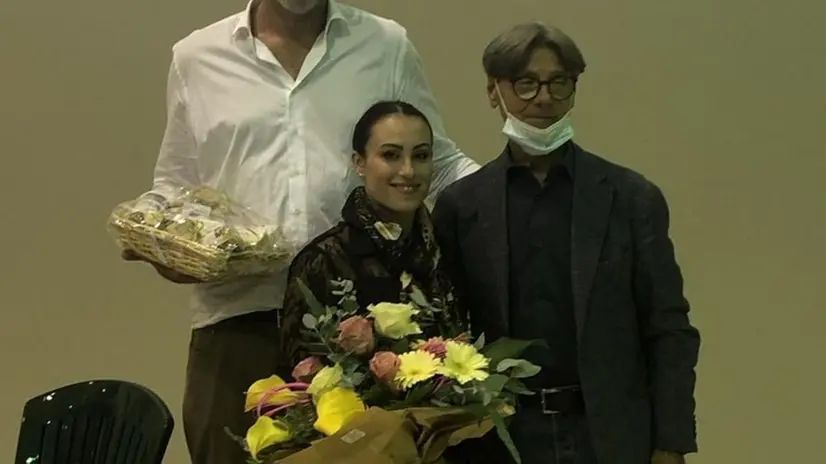 Vanessa Ferrari tra Sambrici (sindaco) e Maffioli (Polisportiva Caino) - © www.giornaledibrescia.it