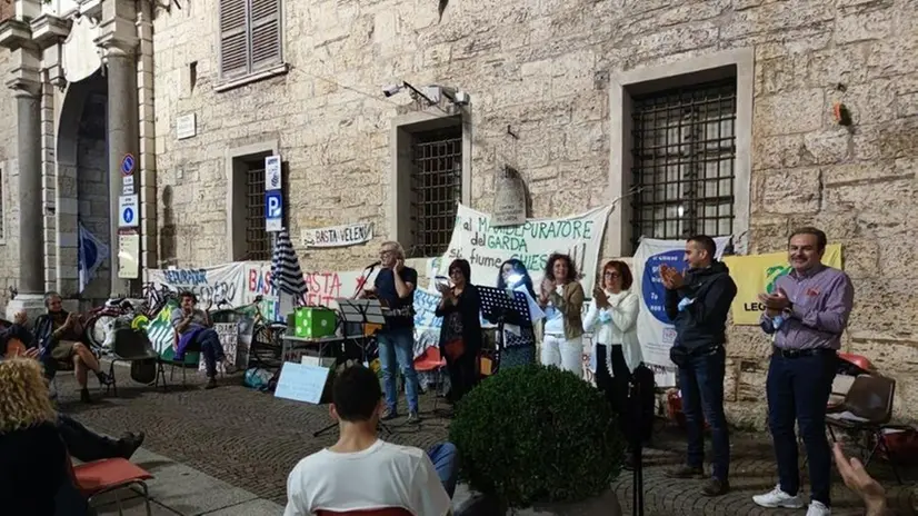 Continua il presidio contro il depuratore in piazzo Paolo VI a Brescia - © www.giornaledibrescia.it