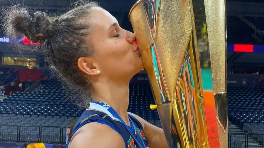 Anna Danesi, pallavolista bresciana, bacia la coppa