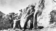 Foto d'epoca di lavoratori nella cava di marmo di Botticino - © www.giornaledibrescia.it
