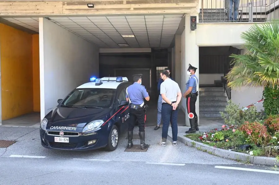 I carabinieri fuori dalla palazzina ad Agnosine