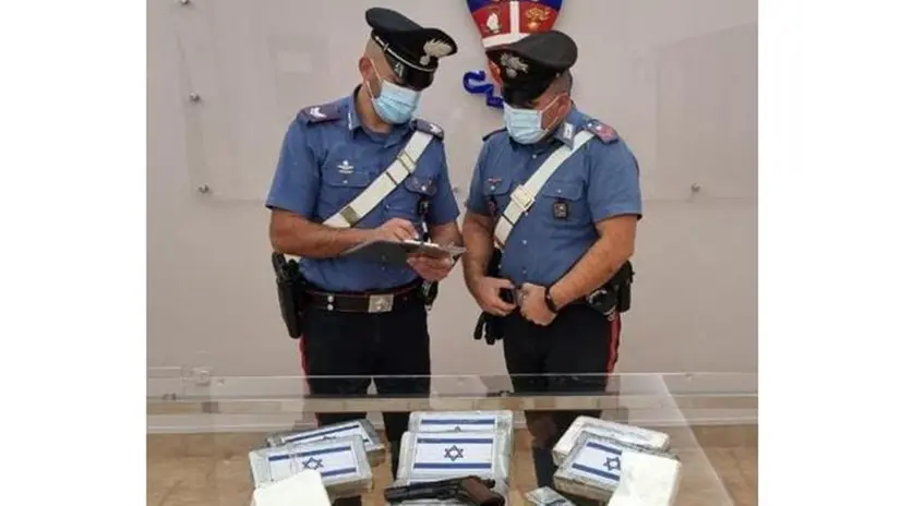 Droga, soldi e pistola sequestrati dai Carabinieri - Foto Carabinieri © www.giornaledibrescia.it