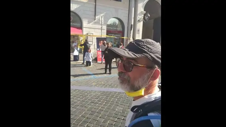 Marino Antonelli a Roma durante il flash mob per il suo arrivo nella Capitale - Frame tratto dalla diretta Facebook