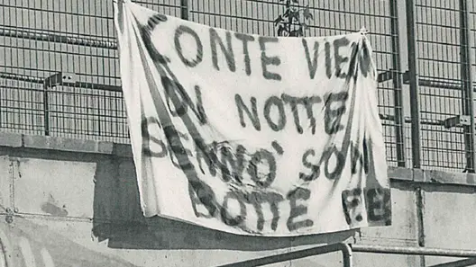Lo striscione esposto in occasione della visita di Giuseppe Conte a Brescia