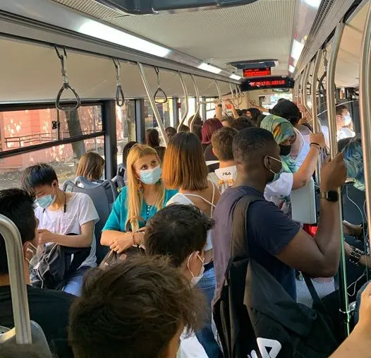 La fotografia inviata da una studentessa mostra l’interno di un autobus urbano