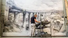 Alessandro Papetti al lavoro sul grande olio su tela che raffigura il Ponte di Genova - © www.giornaledibrescia.it