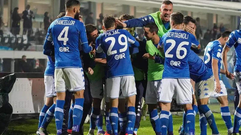 L'esultanza di squadra - Foto New Reporter Nicoli © www.giornaledibrescia.it