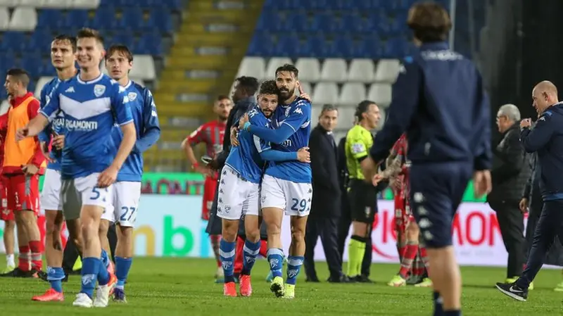 L'abbraccio in campo - Foto New Reporter Nicoli © www.giornaledibrescia.it