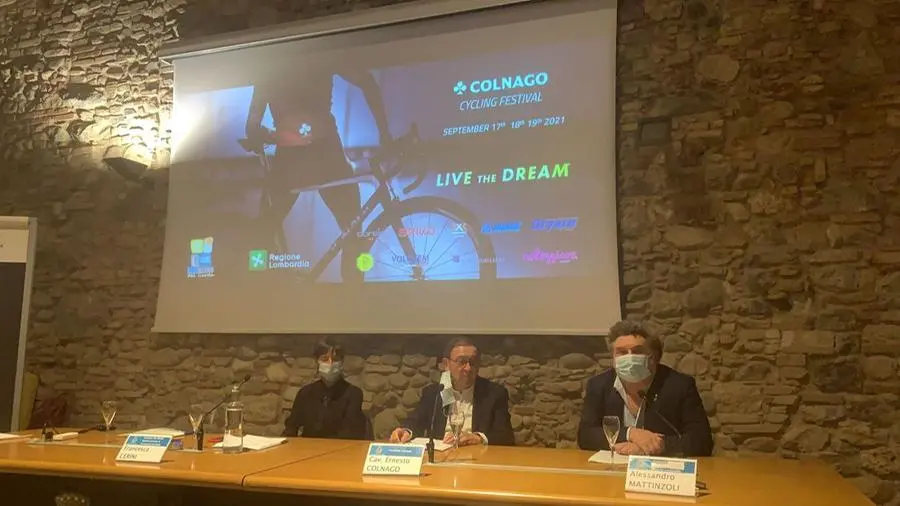 La presentazione del Colnago Festival, la bici in primo piano è quella con cui Tadej Pogačar ha vint