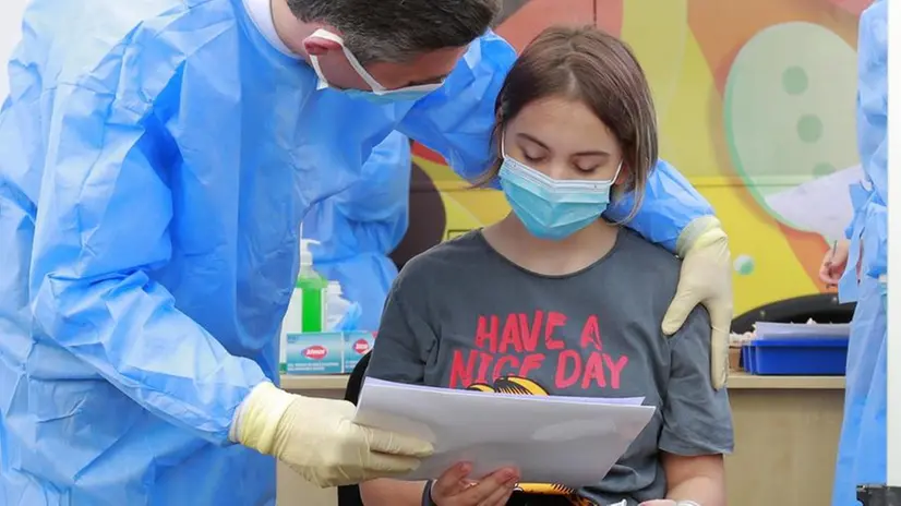 Una adolescente al momento della vaccinazione - Foto Ansa © www.giornaledibrescia.it