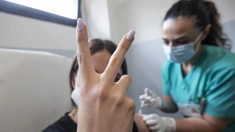 Una ragazza viene vaccinata contro il Covid-19 - Foto Ansa © www.giornaledibrescia.it