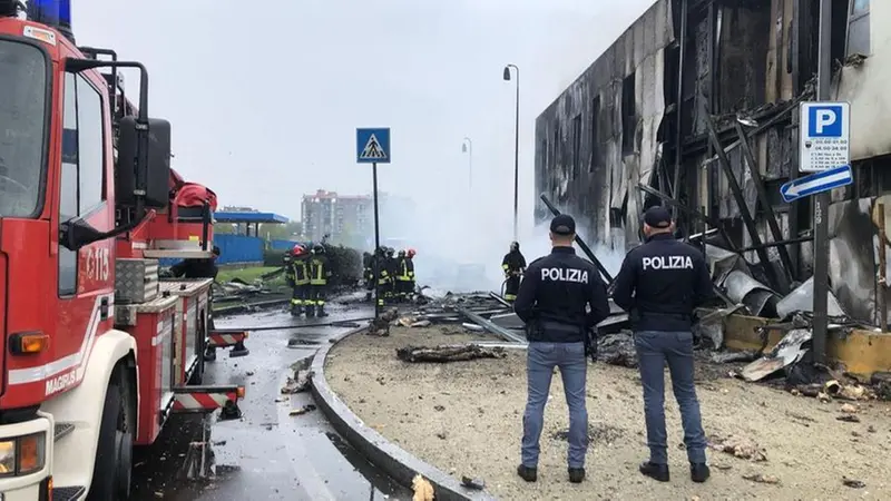 Soccorritori a San Donato Milanese, dove è precipitato un aereo: otto le vittime - Foto Polizia di Stato / Ansa © www.giornaledibrescia.it