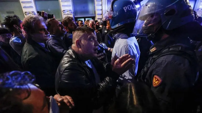 Giuliano Castellino durante gli scontri a Roma affronta la Polizia - Foto Ansa/Giuseppe Lami © www.giornaledibrescia.it