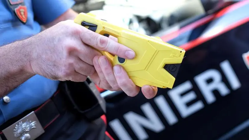 Un taser in dotazione ai carabinieri - Foto Ansa/Alessandro Di Marco © www.giornaledibrescia.it