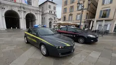 Guardia di Finanza e Carabinieri in piazza Loggia a Brescia - Foto Marco Ortogni/Neg © www.giornaledibrescia.it