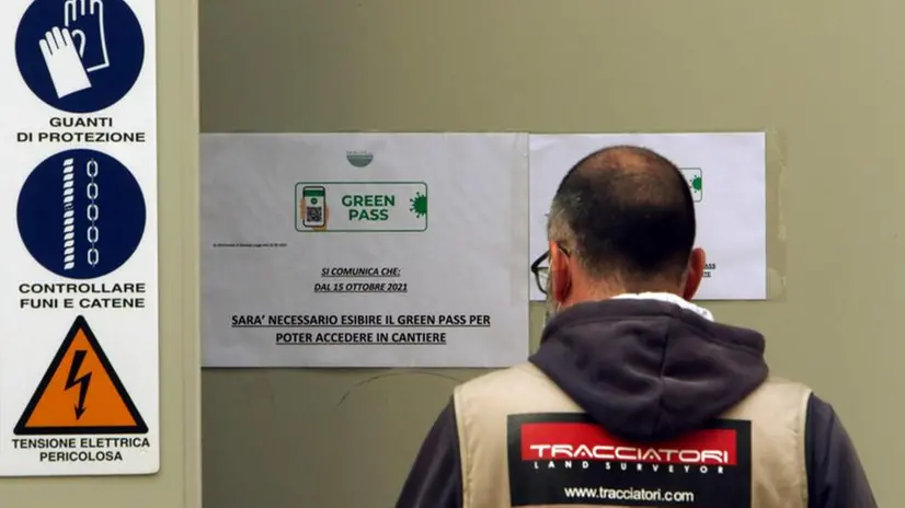 Da venerdì sarà obbligatorio mostrare il Green pass per accedere al posto di lavoro - Foto Ansa/Paolo Salmoirago © www.giornaledibrescia.it
