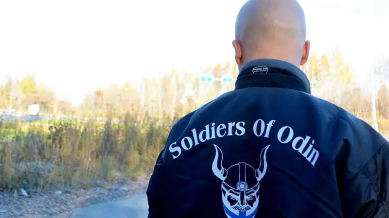 Un militante del gruppo Soldati di Odino