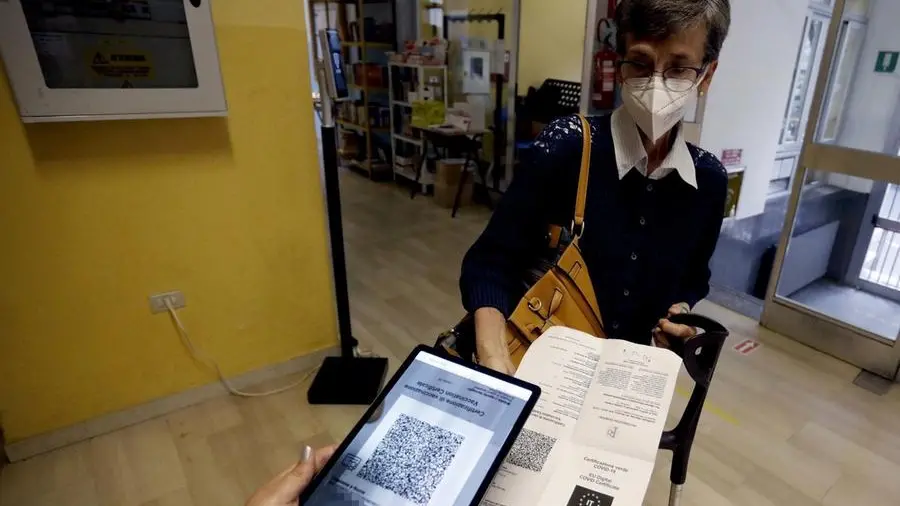 Un controllo del Green Pass - Foto © www.giornaledibrescia.it