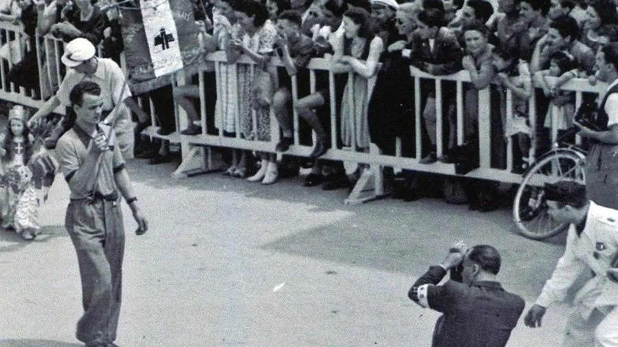 20 luglio 1941: nell’immagine di un fotografo locale, si vede anche Guareschi (a destra, con maniche corte e maglioncino) che sta immortalando una manifestazione collegata al cicloraduno a Iseo. Al suo fianco la  Superleggera Dei