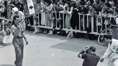 20 luglio 1941: nell’immagine di un fotografo locale, si vede anche Guareschi (a destra, con maniche corte e maglioncino) che sta immortalando una manifestazione collegata al cicloraduno a Iseo. Al suo fianco la  Superleggera Dei