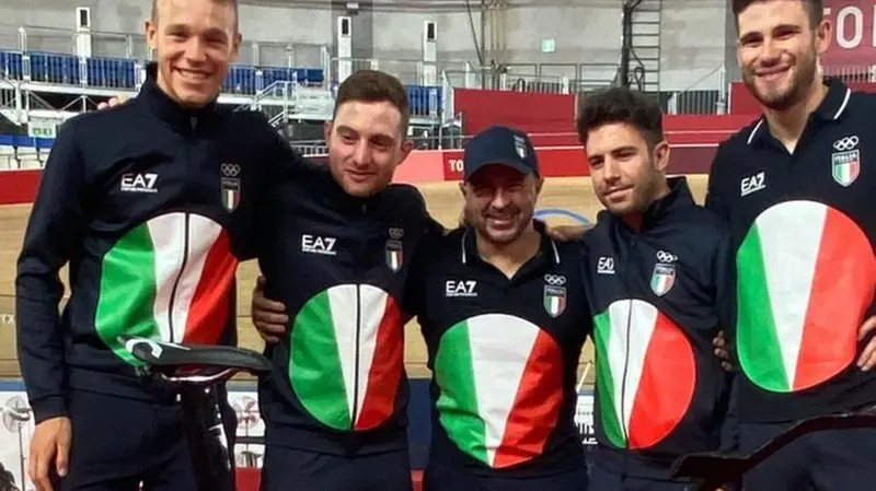 Da destra: Milan, Consonni, Carini (al centro), Lamon e Ganna davanti alla speciale bici Pinarello da crono - © www.giornaledibrescia.it