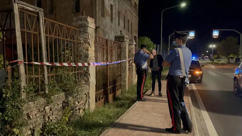 Carabinieri all'esterno del casolare abbandonato dove sarebbe stato accoltellato il bambino - Foto Ansa © www.giornaledibrescia.it