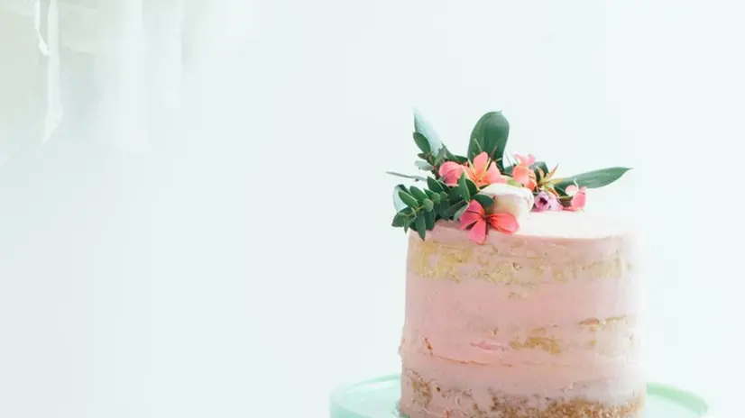 Una torta decorata con crema rosa per festeggiare l'arrivo di una bambina - © www.giornaledibrescia.it