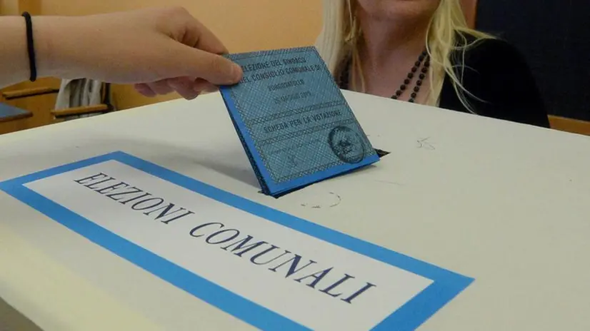 Una scheda di voto per le Comunali viene depositata nell'urna - © www.giornaledibrescia.it