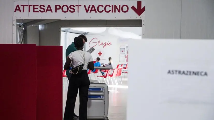 L'attesa raccomandata dopo l'inoculazione del vaccino, all'interno degli spazi dedicati alle vaccinazioni - Ansa © www.giornaledibrescia.it