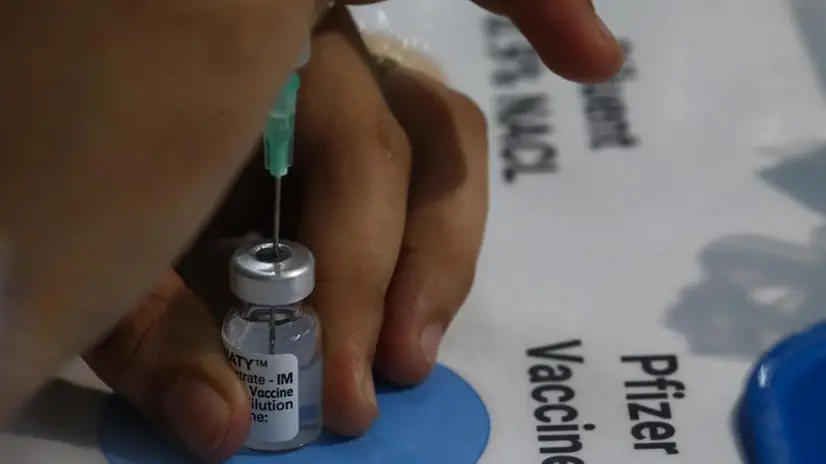 Un flaccone di vaccino della Pfizer-Biontech - Foto Ansa © www.giornaledibrescia.it