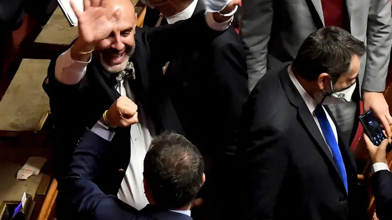 Il senatore della Lega Simone Pillon esulta con i suoi colleghi di partito dopo la votazione sulla cosiddetta tagliola al Senato © www.giornaledibrescia.it
