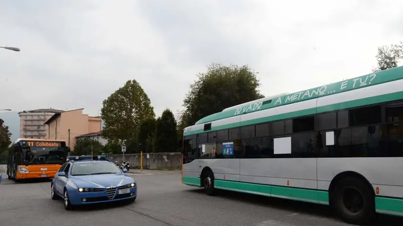 Una Volante della Polizia con gli autobus urbani in una foto d'archivio Foto © www.giornaledibrescia.it