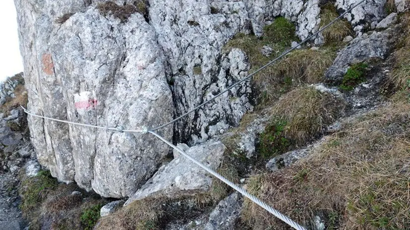 Una corda sul sentiero del Pizzo Badile camuno - Foto © www.giornaledibrescia.it