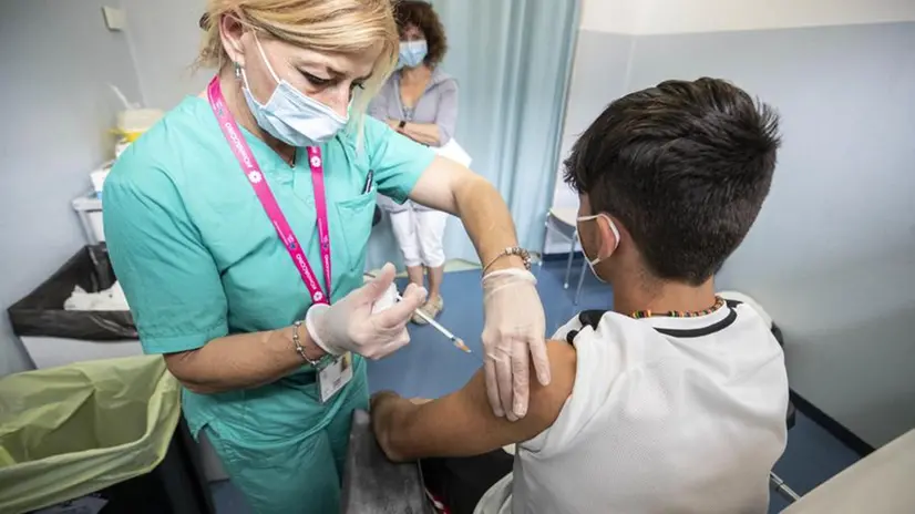 Un ragazzino sta per essere vaccinato - Foto Ansa  © www.giornaledibrescia.it