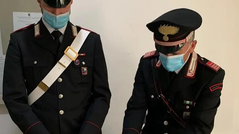 I Carabinieri di Lonato del Garda con la refurtiva sequestrata nell'abitazione - Foto Carabinieri © www.giornaledibrescia.it