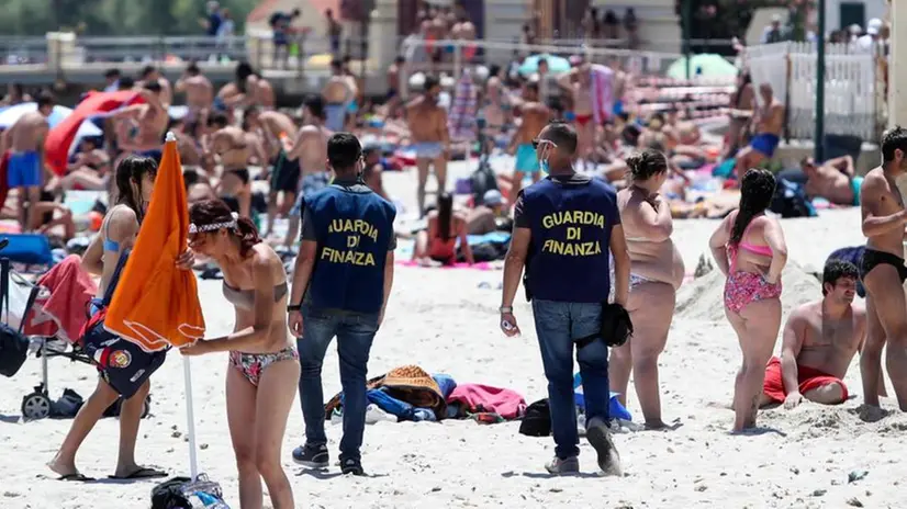 Bagnanti sulla spiaggia di Mondello, giungo 2021 - Foto Igor Petyx