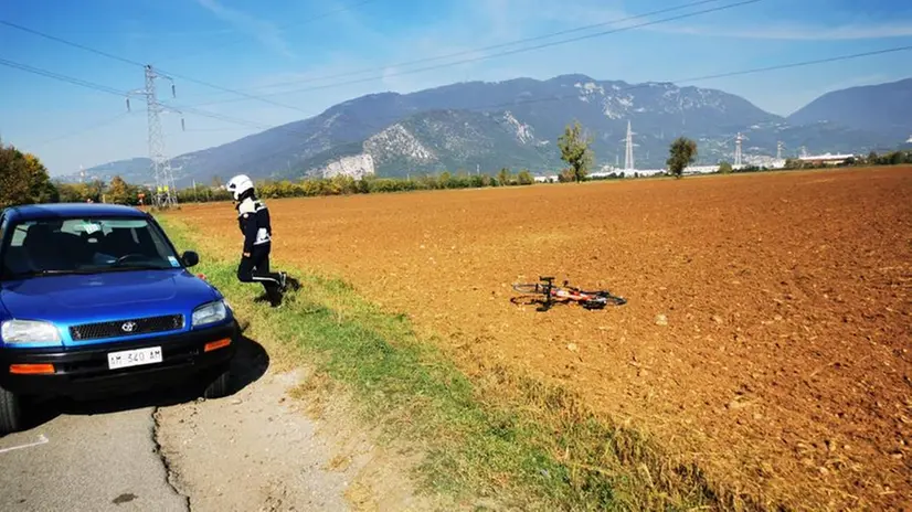 La bicicletta è finita nel campo dopo l'impatto con l'auto - Foto © www.giornaledibrescia.it