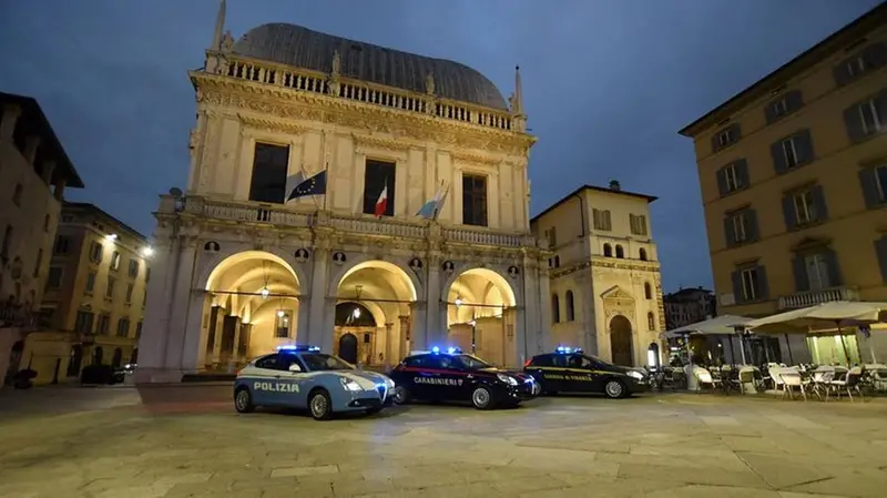 Gli arresti sono stati eseguiti da Polizia, Carabinieri e Guardia di Finanza - Foto Marco Ortogni/Neg © www.giornaledibrescia.it