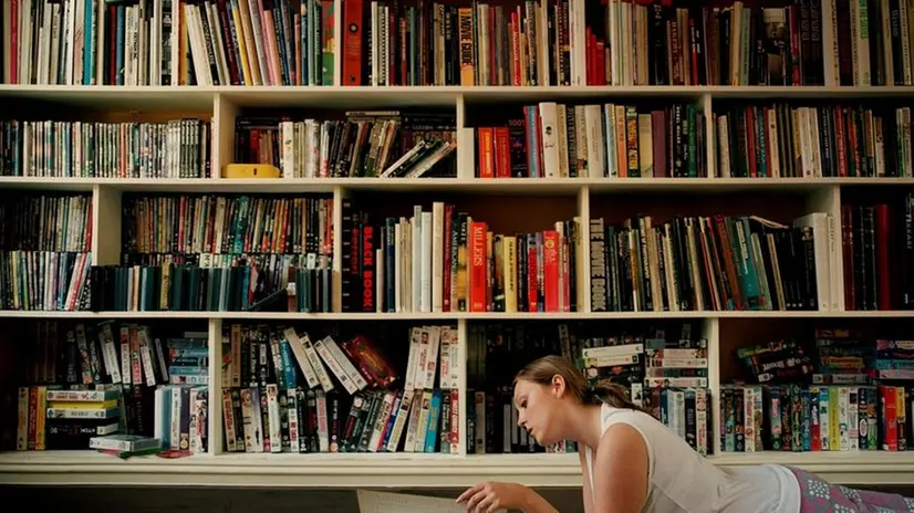 Una ragazza immersa nella lettura