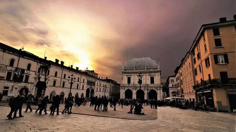 Cittadini bresciani all'ombra della Loggia - Foto Ivan Zanotti © zoom.giornaledibrescia.it