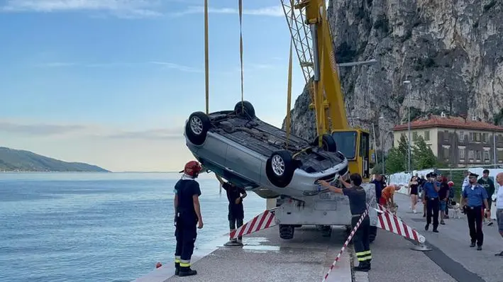 L'auto ripescata domenica dalle acque del lago di Garda, a Campione