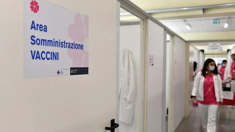 Un centro vaccinale italiano - Foto Ansa  © www.giornaledibrescia.it