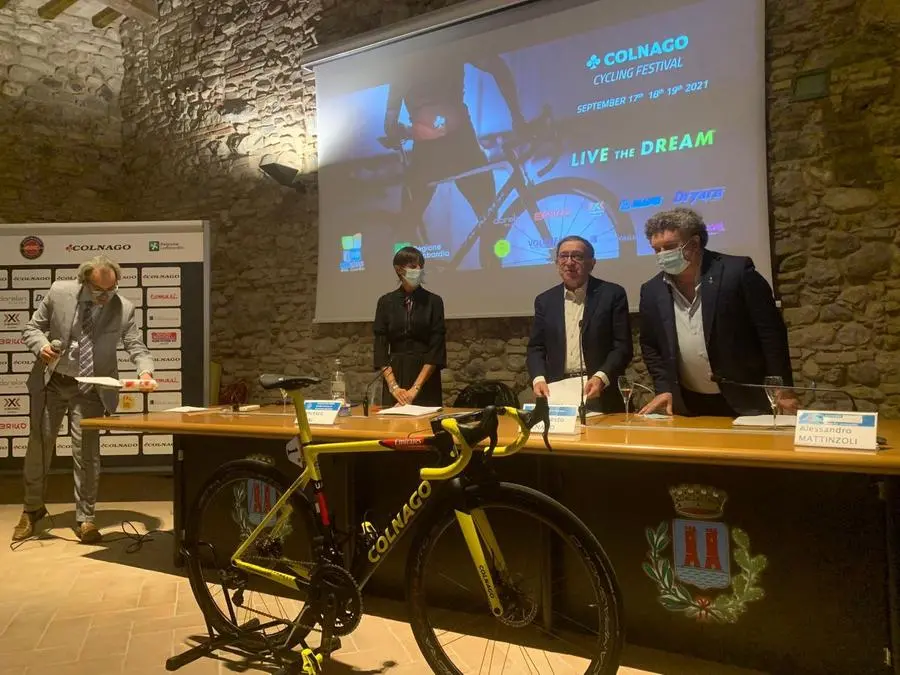 La presentazione del Colnago Festival, la bici in primo piano è quella con cui Tadej Pogačar ha vint