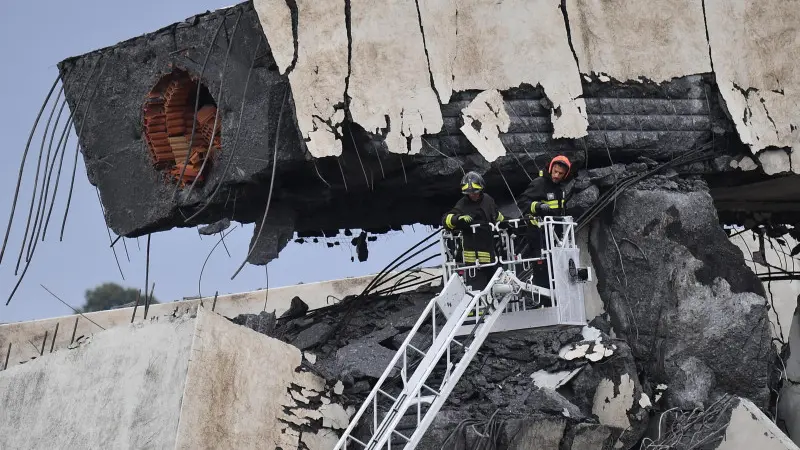 Vigili del fuoco al lavoro tra le macerie del Ponte Morandi - Foto Ansa © www.giornaledibrescia.it